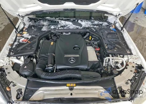 2015 Mercedes-Benz C 300 4Matic z USA, uszkodzony, nr VIN 55SWF4KB1FU042474